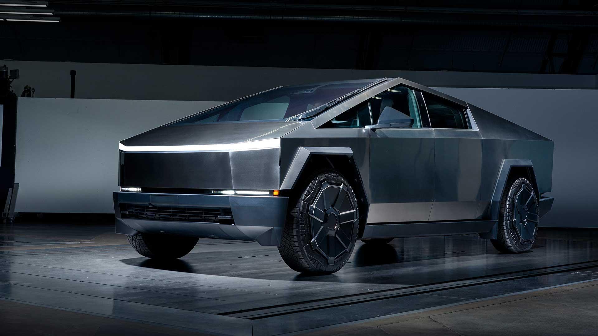 Tesla Cybertruck schuin voor studio