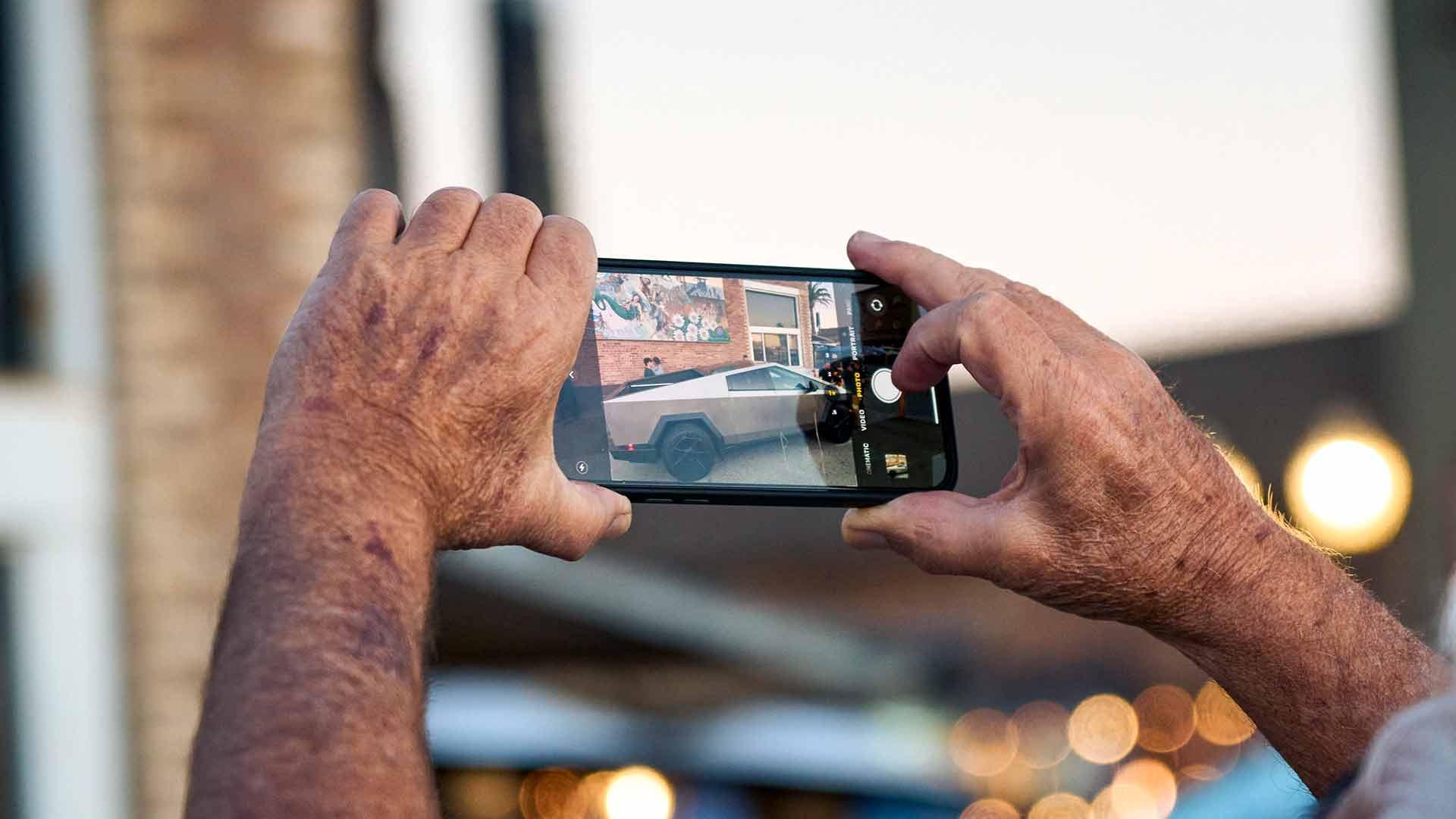 Tesla Cybertruck iPhone iemand maakt foto van Cybertruck