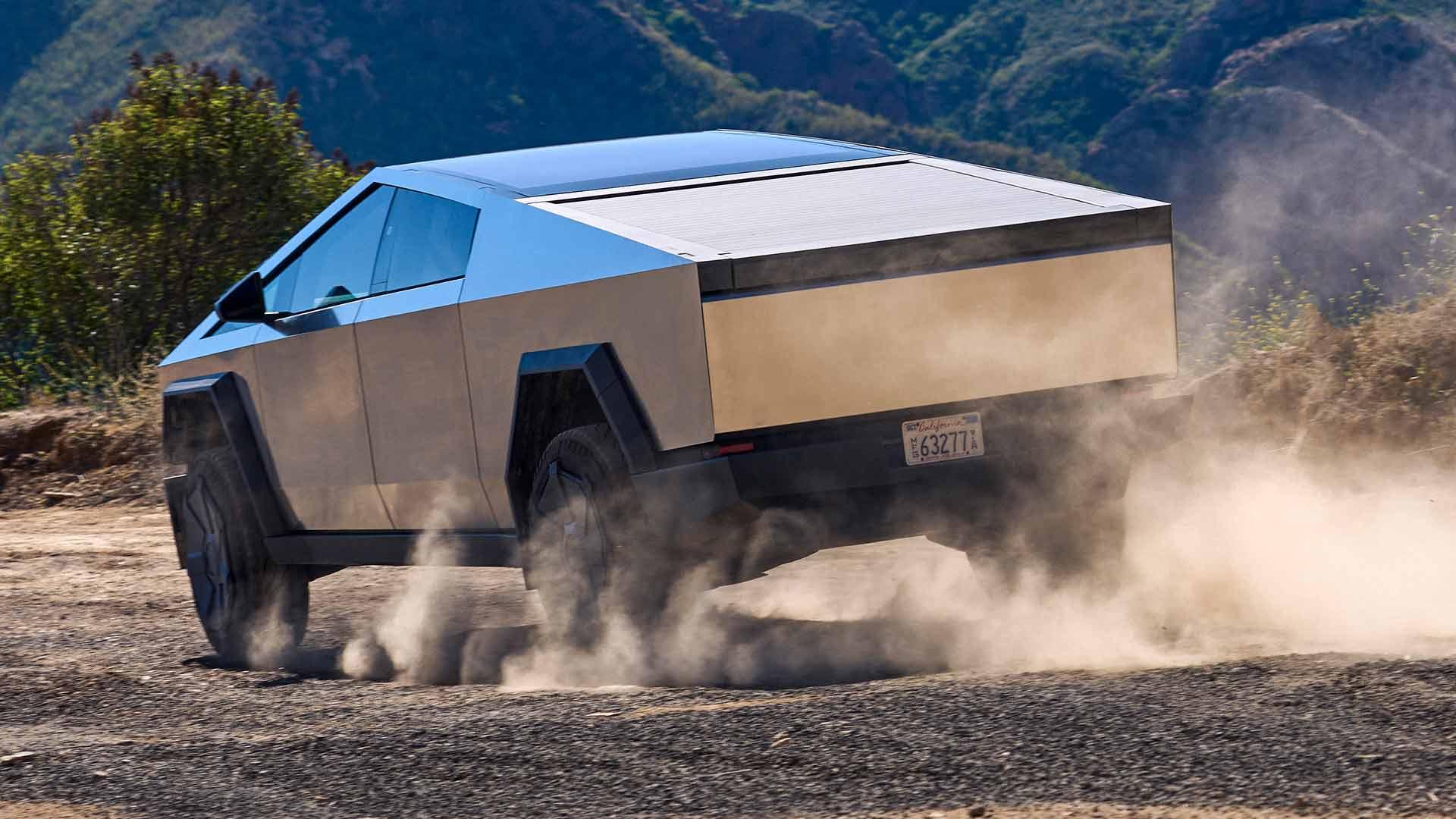 Tesla Cybertruck rijdend achterkant offroad