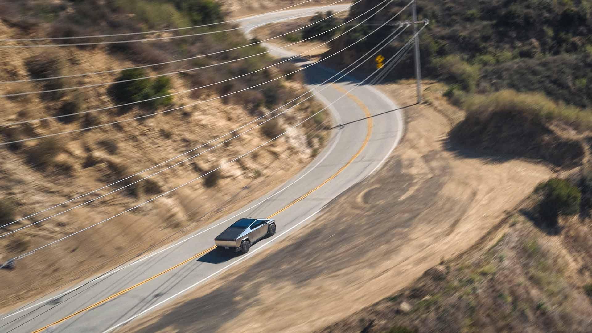 Tesla Cybertruck rijdend achterkant ver weg