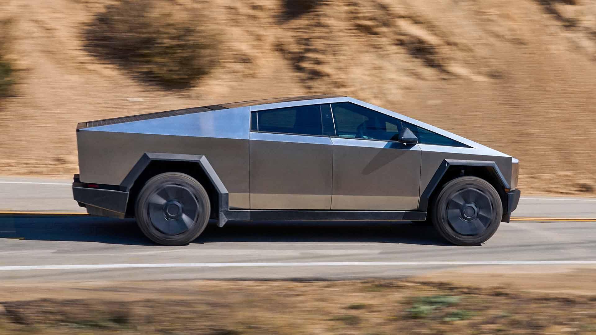 Tesla Cybertruck rijdend zijkant