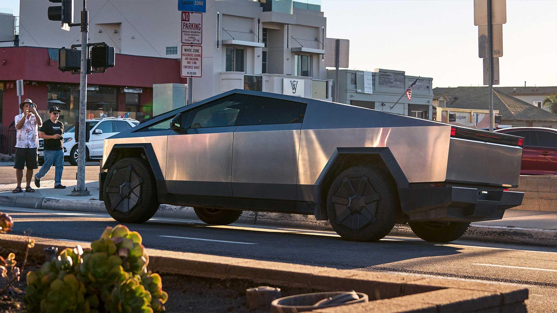 Tesla Cybertruck stoplicht schuin achter