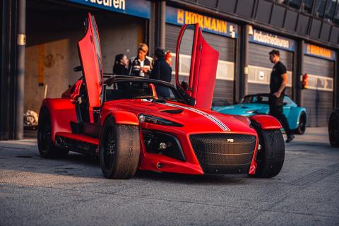Donkervoort D8 GTO-JD70 R in de pitstraat van Zandvoort