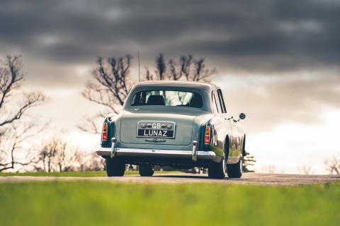 Bentley Continental Flying Spur S1 Lunaz EV restomod rijdend schuin achter