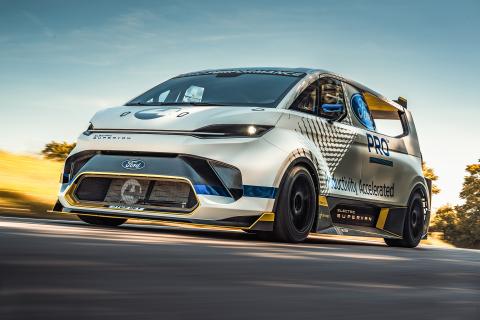 Ford Supervan rijder schuin voor