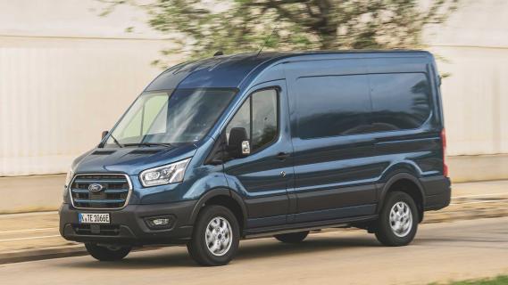 Ford E-Transit L2H2 350 schuin voor rijdend op een weg