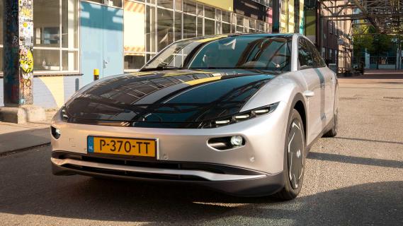 Lightyear One geparkeerd naast de weg voor