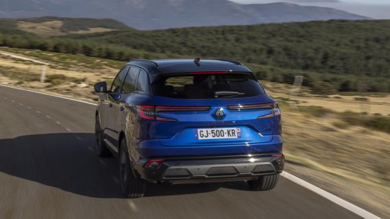 Renault Austral rijdend op een weg achter