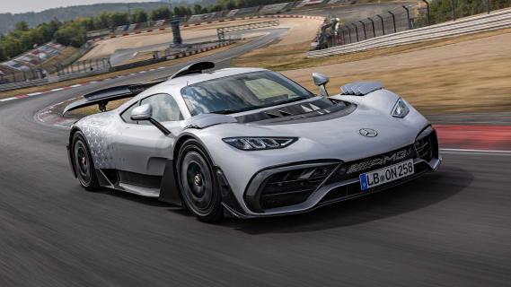 TopGear TV-show seizoen 33 aflevering 3 Mercedes AMG-One rijdend op de Nürburgring met Chris Harris schuin voor
