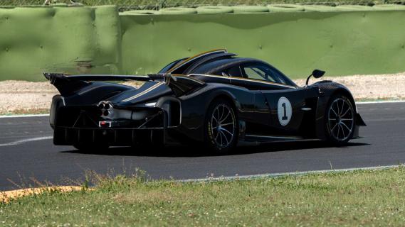 Pagani Huayra R op het circuit schuin achter
