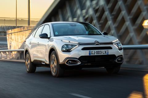 Citroën ë-C4 X Feel rijdend schuin voor