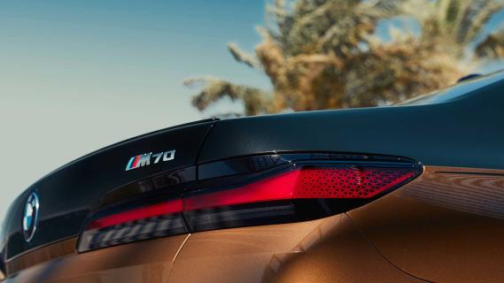 BMW i7 M70 spoiler achter badge BMW M