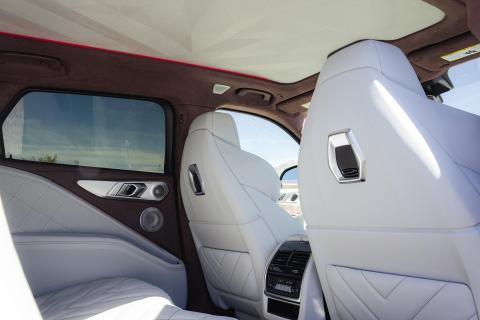 BMW XM (2023) interieur stoelen hoofdsteunen