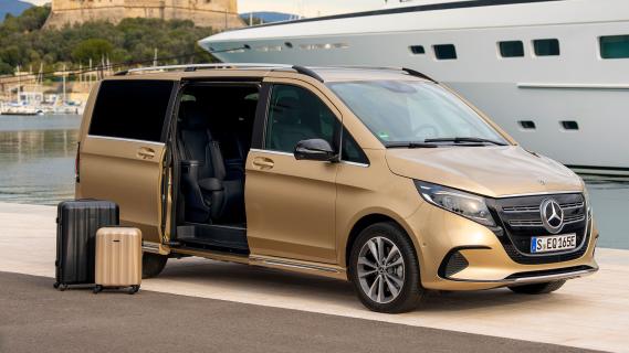 Mercedes EQV schuin voor koffers en schuifdeur open