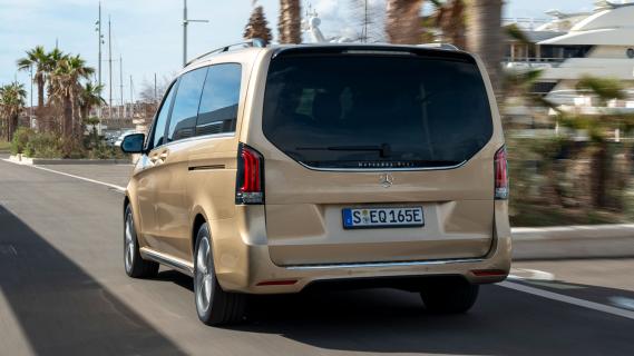Mercedes EQV rijdend schuin achter