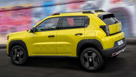 Fiat Grande Panda (2024) rijdend schuin achter