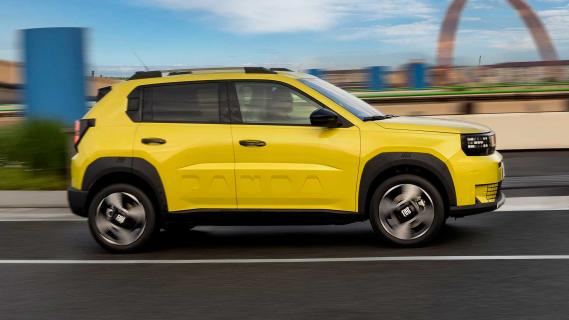 Fiat Grande Panda (2024) rijdend zijkant