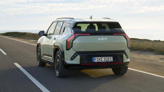 Kia EV3 GT-Line groen (2025) zijkant links schuin achter rijdend
