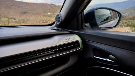 Jeep Avenger 4Xe wit (2025) interieur rechts schuin