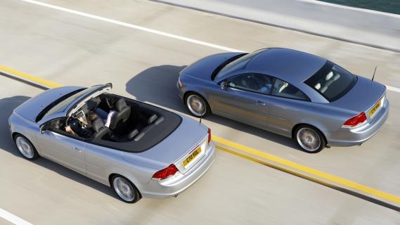 Tweemaal Volvo C70 T5 grijs (2006) zijkant rechtsboven schuin