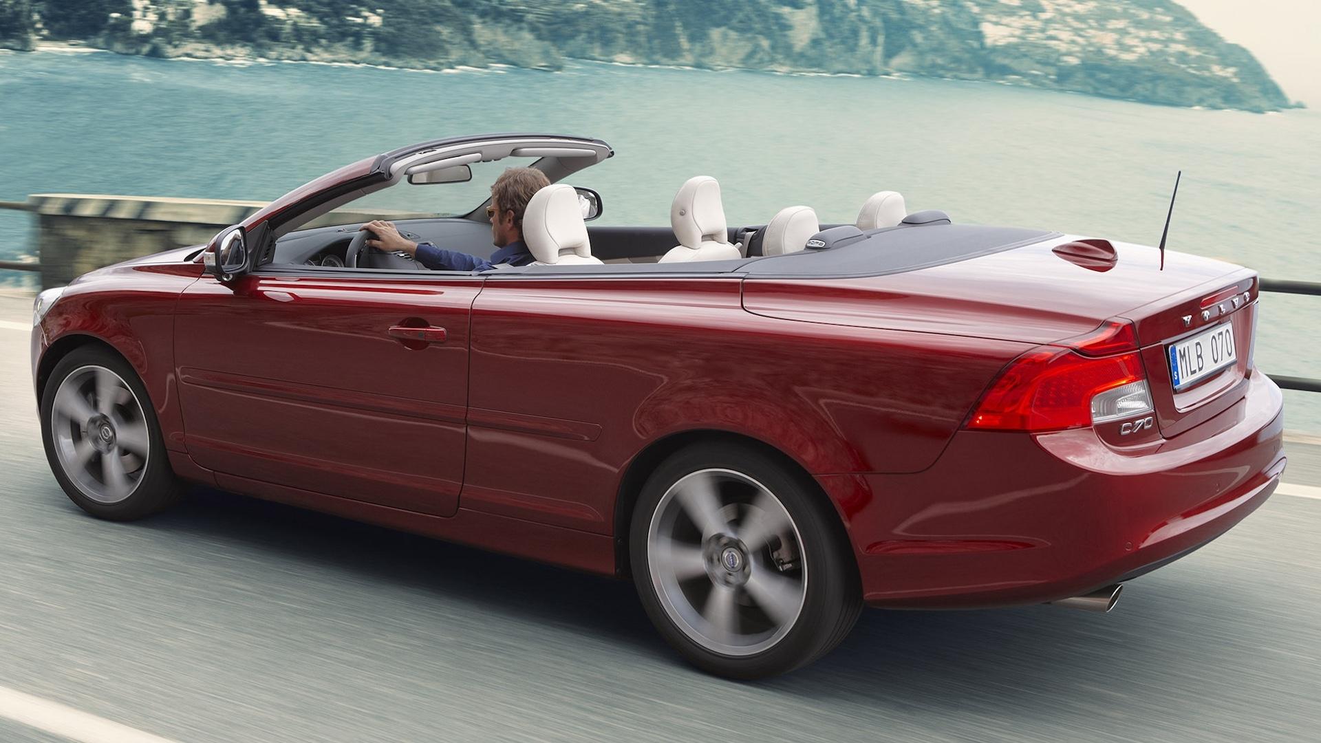 Volvo C70 T5 rood (2010) zijkant links schuin achter dak omlaag