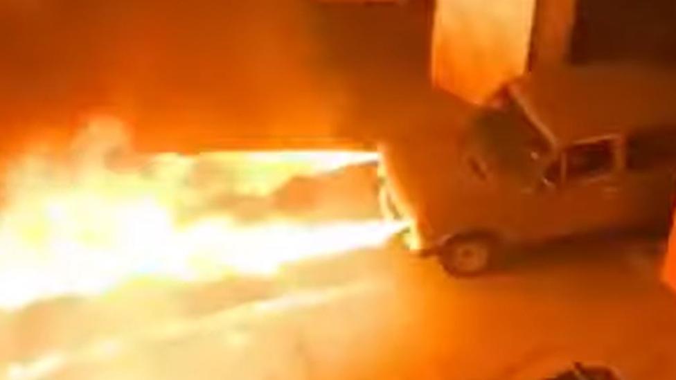 Deze Lada heeft vlammenwerpers als koplampen